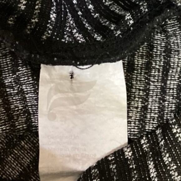 Fabletics Black Striped Mock Neck Long Sleeve Activewear Crop Sweater Top Size M - Picture 3 of 3